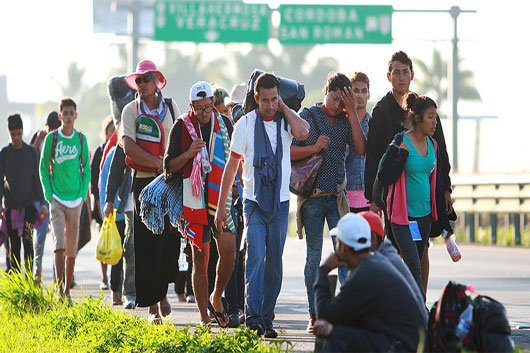 Segunda caravana migrante permanece en Sayula, Veracruz