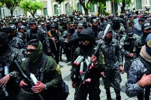 POLICIA REPRIME MANIFESTACIONES