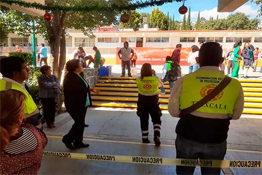 ATIENDEN A ESTUDIANTES