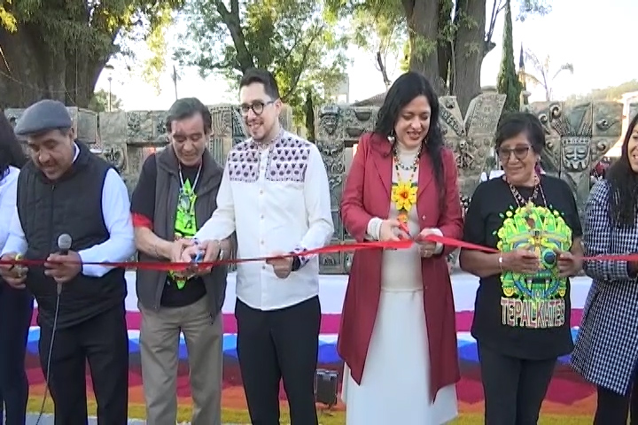 Inaugura Trinidad Tenexyecac letras monumentales en barro instaladas en la Plaza principal 