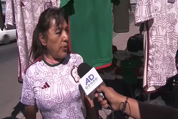 La familia Conde  elabora desde hace 10 años  playeras clones  de la selección nacional 