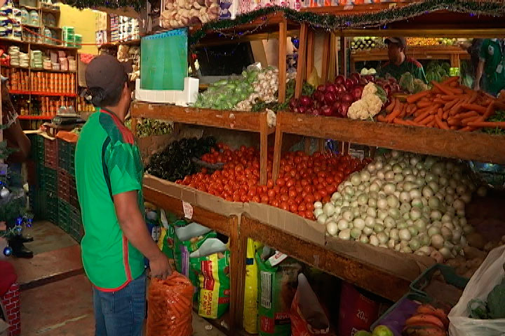 Comerciantes vieron el partido México vs Polonia desde sus  negocios 