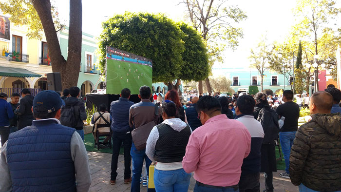 Disfrutan aficionados la trasmisión del partido de México en Plaza de la Constitución