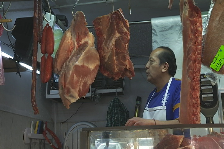 Comerciantes de Zacatelco toman pausa en su trabajo para disfrutar la Copa del Mundo