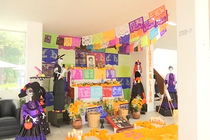 Invita Coordinación Estatal de Bibliotecas Públicas a visitar la exposición de catrinas y altares que se exhiben en la Biblioteca Central 