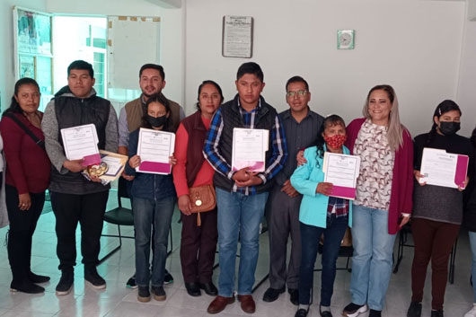 Entrega ITEA certificados de primaria y secundaria en plaza comunitaria de Tetla 