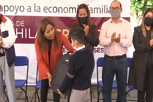 Entrega Ayuntamiento de Amaxac mochilas a estudiantes de preescolar y primaria 