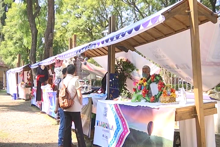 Instalan Tianguis Artesanal Navideño en las inmediaciones del CAT 