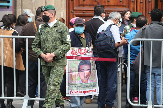 Notifican a Sedena órdenes de captura contra 20 militares por Ayotzinapa