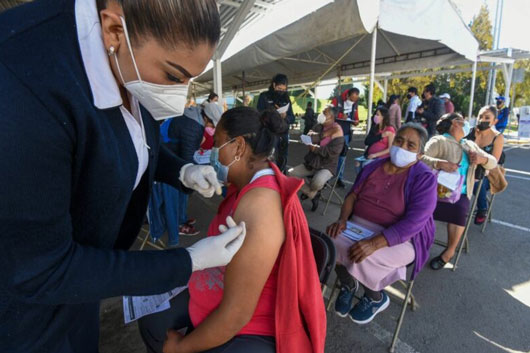 AMLO prevé iniciar este mes aplicación de refuerzo de vacuna anticovid