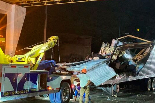 Tráiler que volcó en Chiapas transportaba a 160 centroamericanos