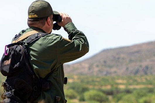 Rescatan a tres migrantes mexicanos perdidos en las montañas de la frontera México-EU