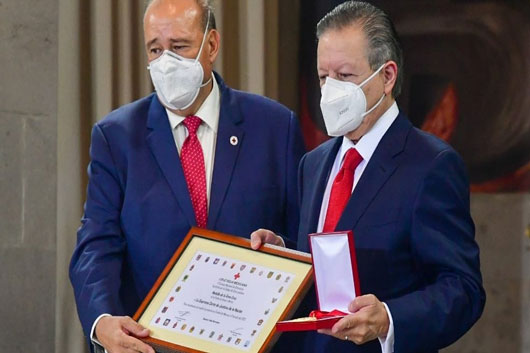 Recibe SCJN condecoración de Cruz Roja Mexicana
