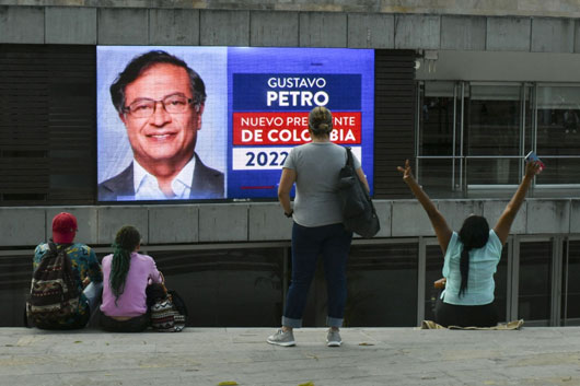 Conservadores en Colombia están molestos por triunfo de Petro, dice AMLO