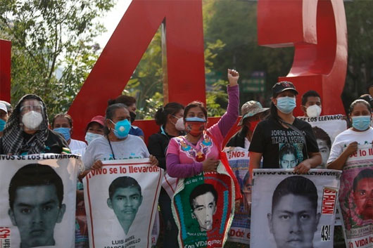 Protestan frente a Judicatura padres de los 43 normalistas