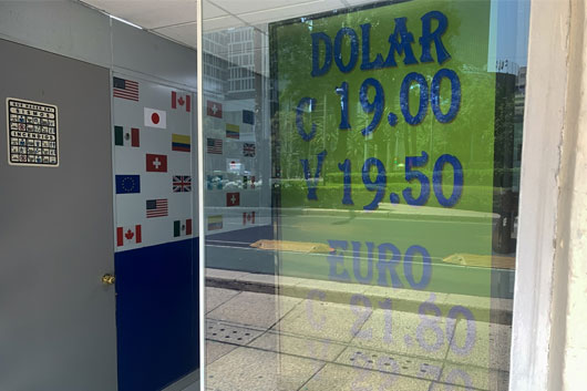 Peso y bolsa mexicana ganan, pese a que empeoró el PIB de EU 