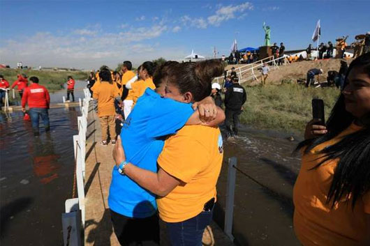 Entre abrazos, migrantes se reencuentran con sus familiares en la frontera México-EU