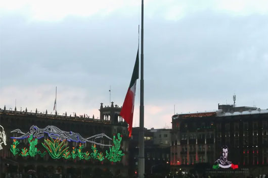 Presidente López Obrador iza Bandera a media asta por víctimas de sismos