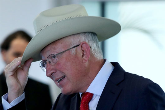 Defiende Ken Salazar su 