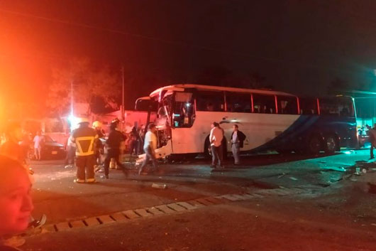 En Veracruz, autobús con peregrinos se incendia por pirotecnia; hay varios heridos