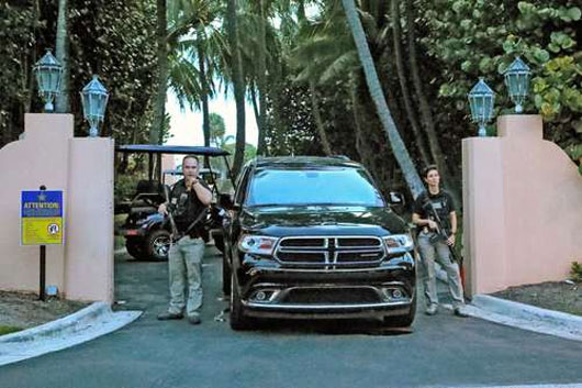 Agentes de la FBI catean la mansión Mar-a-Lago de Trump en Florida