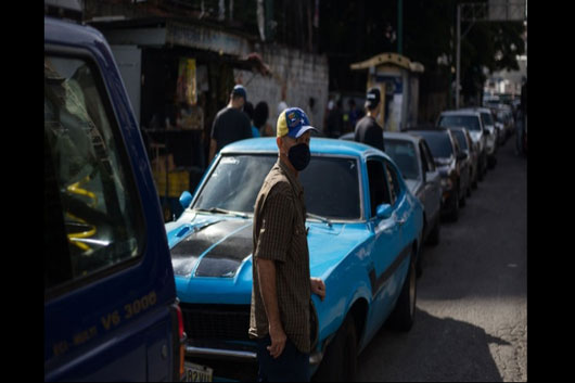 Vuelven largas filas en gasolineras de Venezuela ante escasez