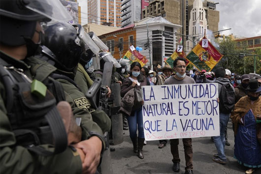 Marchan miles en Bolivia contra el carnet de vacunación