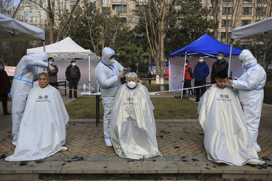 Confina China una tercera ciudad por varios brotes de covid-19