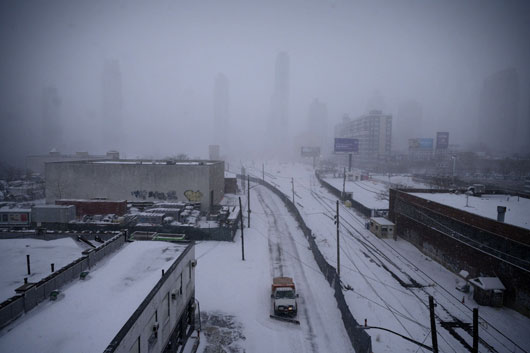 Inclemente tormenta invernal azota este de EU; cancelan miles de vuelos