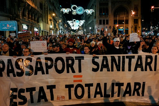 En Barcelona, más de mil personas protestan contra pase sanitario por covid-19