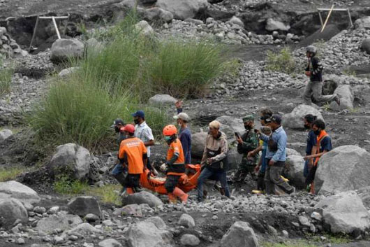 Suman 14 muertos en Indonesia por erupción de volcán