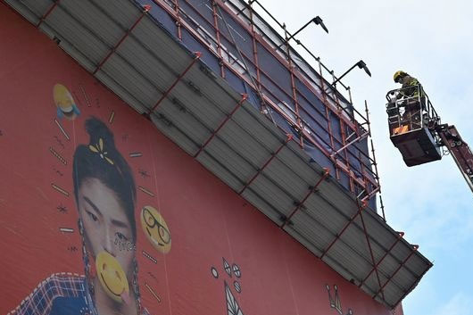 Cientos de personas atrapadas en rascacielos de Hong Kong por incendio 