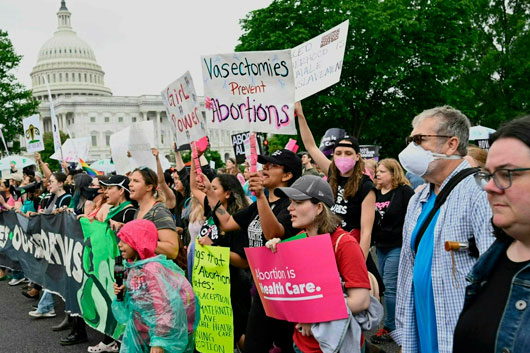  Marchan miles por el derecho al aborto en varias ciudades de EU