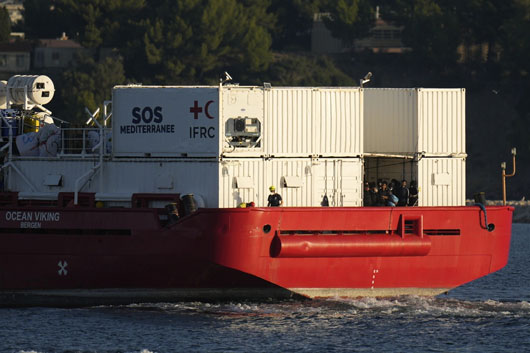 Desembarca 'Ocean Viking' a 230 migrantes en puerto de Francia