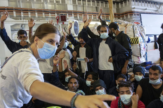 Centenares de migrantes permanecen varados frente a Italia