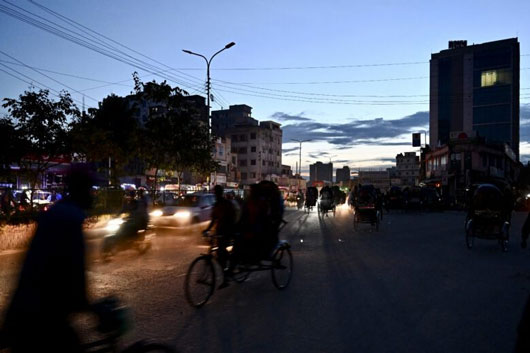 Más de 140 millones personas se quedas sin luz tras apagón en Bangladesh