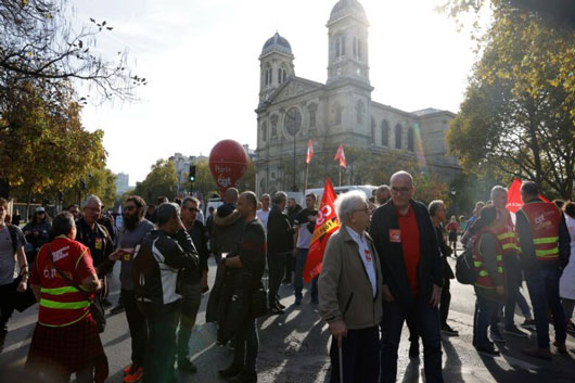 Miles de personas marchan en París en demanda de aumento salarial