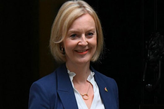 Primera ministra británica anuncia congelación de precios de la energía