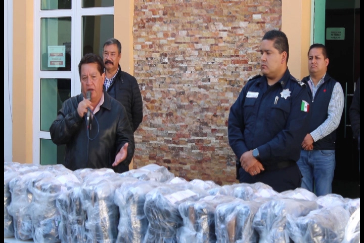 Entregan uniformen a policía municipal de Totolac 