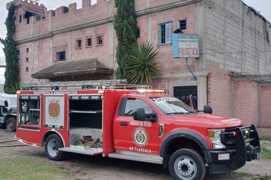 Bomberos de la SSC atienden incendio en planta recicladora