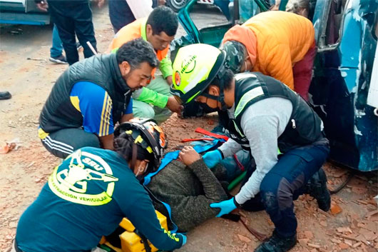 Liberan bomberos a personas prensadas en libramiento Apizaco-Huamantla