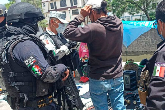 Aseguran arma replica, equipo de uso exclusivo de las fuerzas del orden y matrículas de vehículos en Tlaxcala Capital