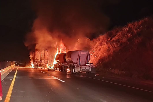 Bomberos de la SSC brindan atención inmediata ante incendio de vehículos 