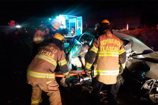 El Heroico Cuerpo de Bomberos atiende accidente en carretera vía corta Puebla-Santa Ana