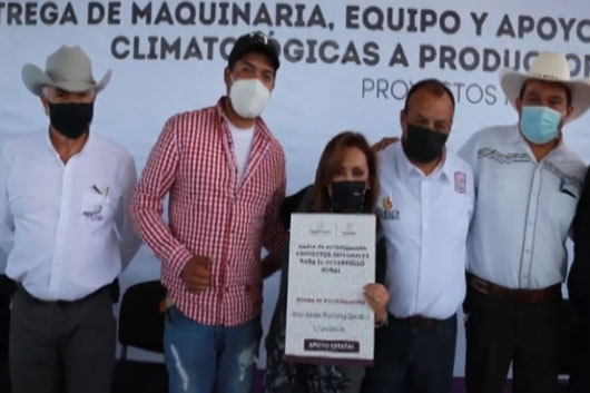 La gobernadora Lorena Cuéllar entregó apoyos a productores agropecuarios