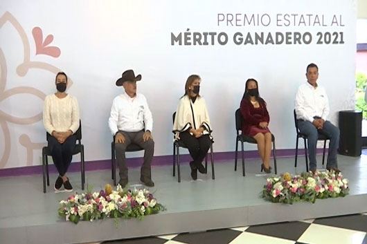 La gobernadora Lorena Cuéllar entregó el premio al “Merito Ganadero 2021” 