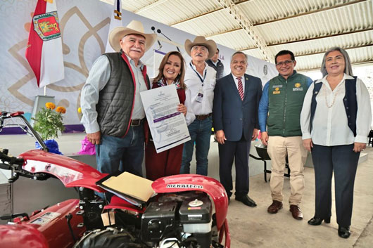 Entregó gobernadora Lorena Cuéllar maquinaria agrícola y reconocimientos a productores tlaxcaltecas