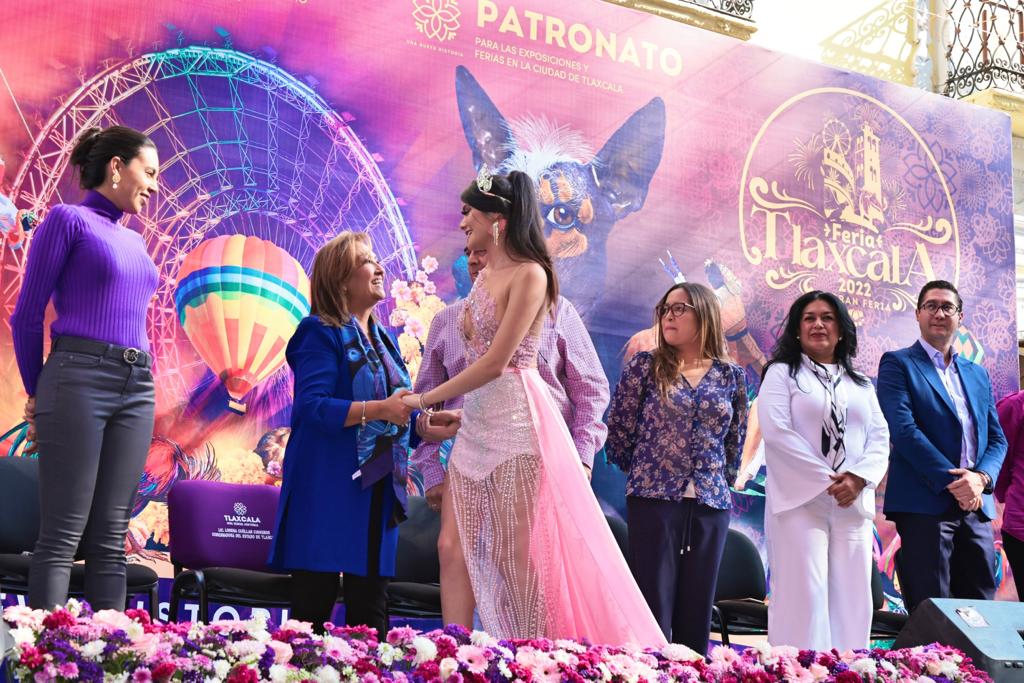 Disfrutó gobernadora Lorena Cuéllar junto a cientos de personas del desfile de la Gran Feria Tlaxcala 2022