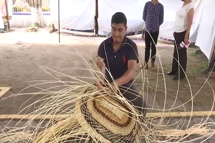 Realiza Casa de Artesanías de Tlaxcala, demostración del tejido de fibras naturales