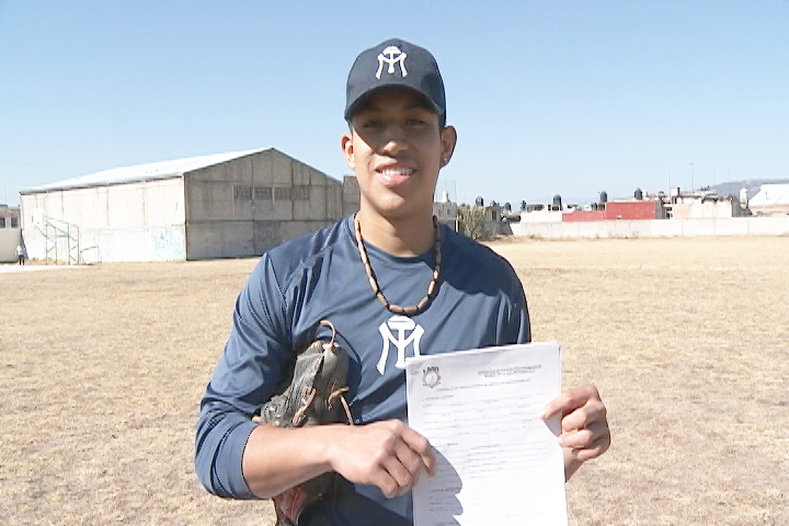 Los Sultanes de Monterrey firmaron al chiautempense Leonardo Hernández Reyes 